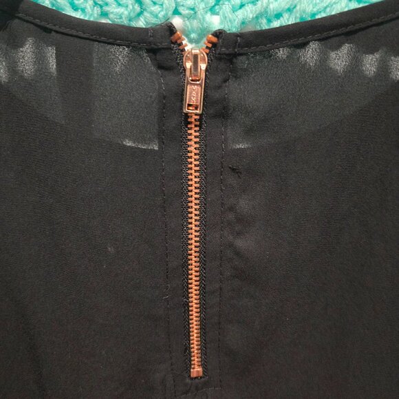 🖤 Classy with a Twist – Black Eyelet Sleeve Dress Shirt (Size M) 🖤 - Picture 3 of 3